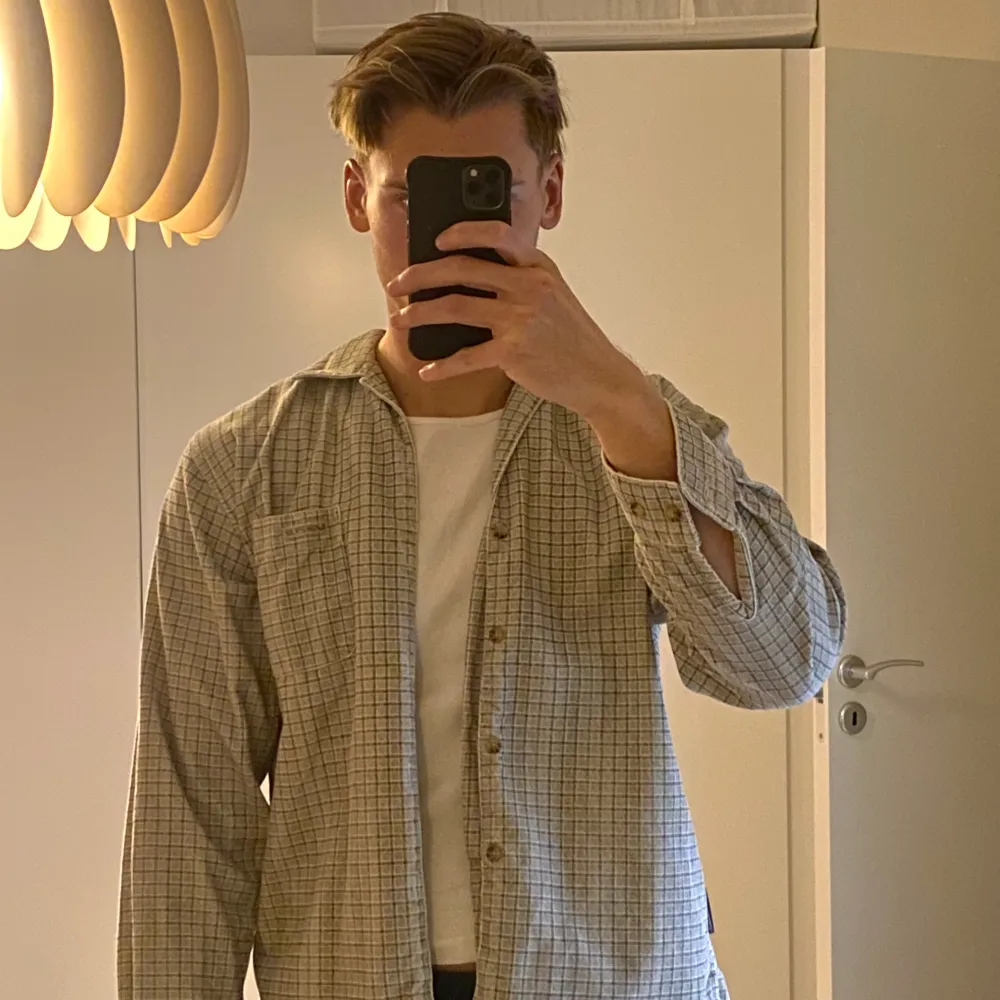 Riktigt snygg overshirt från vans. Vintage i bra skick. Passar M/L. Skjortor.