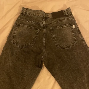 Woodbird jeans - Säljer mina mörk gråa/svarta woodbird jeans för 500kr nypriset på dom är 899kr, har använt dom ca 8 gånger. Jag säljer dom för att jag behöver pengar för tillfället.