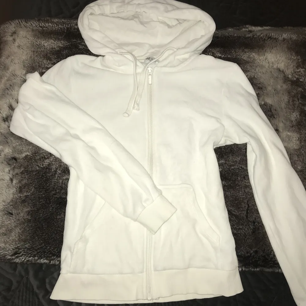 En supersöt, juicy couture liknande hoodie, den har en liten fläck på ena ärmen som inte märks särskilt mycket🫶🏻Nypris 299 kr. Hoodies.