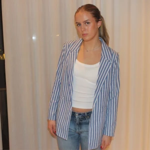 Striped blazer - Beställningar görs via vår hemsida: thrifteddesign.one.   En blåvit-randig blazer. 