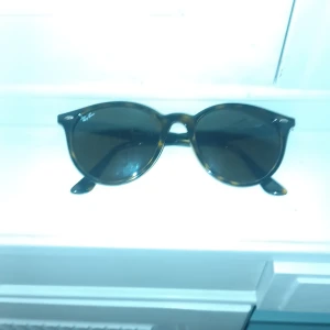 Ray•ban oanvända solglasögon - Dem här oanvända solglasögona har orginalpris 1200+ kr. Dem är äkta och som man ser är det mönster på sidorna och överallt. Skick 10/10. Säljer dem för jag har två stycken. Vid snabb affär kan man negotiera priset