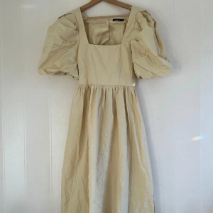 💛ljusgul klänning ifrån Gina tricot💛 - Saknar en knapp på ryggen annars i perfekt skick!