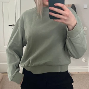 Grön sweatshirt  - Vanlig grön sweatshirt från weekday i storlek XS (passar även S). Supersnygg och har använt en del.