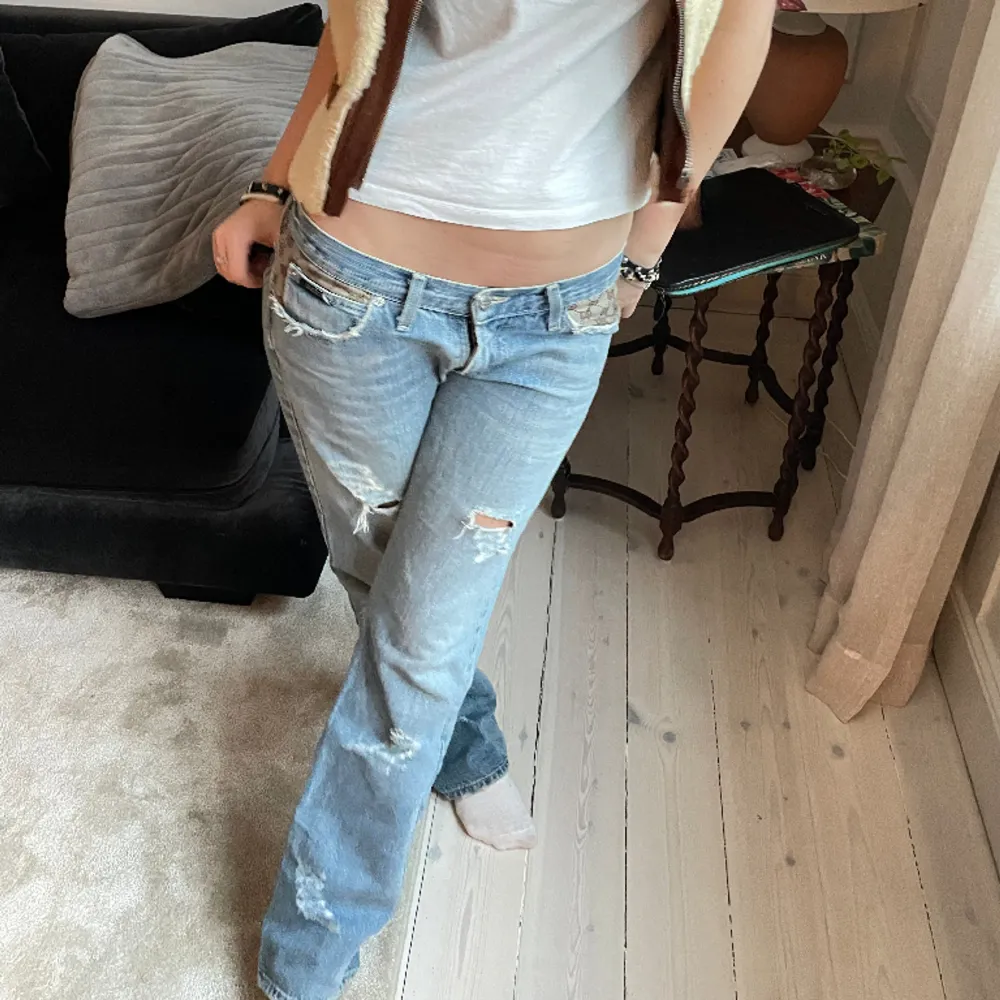 Urcoola vintage Gucci jeans med låg midja!🙌 Skriv privat för fler bilder eller frågor! Midjemått: 40cm Innerbenslängd: 82cm Ytterbenslängd: 102cm Ankelvidd: 21cm. Jeans & Byxor.