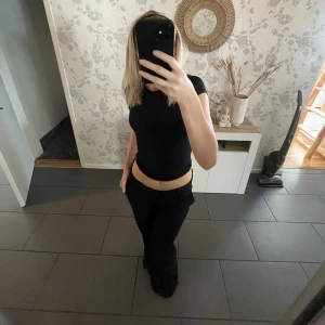 Vera Lågmidjade Kostymbyxor Med Slits - Säljer mina fina vera kostymbyxor från Bikbok, då dem sitter lite stort på mig som brukar bära 34-36. Superfina och älskar mina andra som sitter bättre! ❗️Ofta slutsålda❗️ 