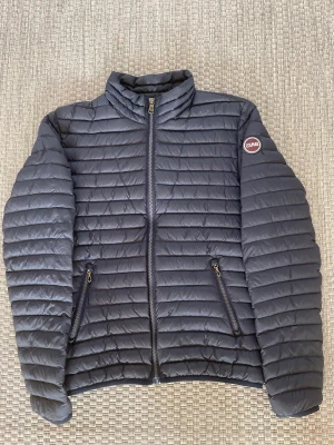 Colmar jacka - En lite tunnare jacka från colmar. Knappt använd skick 9.5 jag är 170 och den sitter bra, galje följer me även, köpt för 2,7 föra sommaren skriv om du har frågor😝