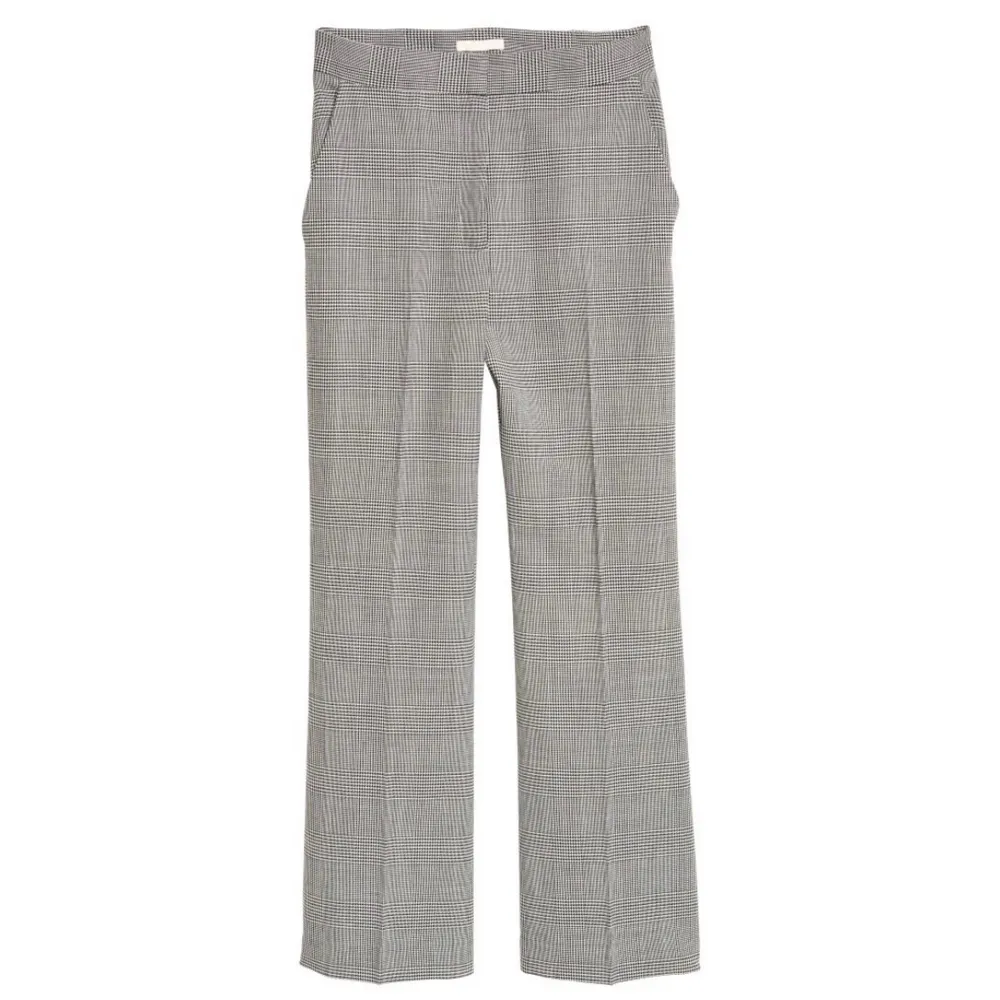 Säljer ett par gråa byxor (44% ull) från H&M i strl 42. Nypris 599 kr, säljer för 200 kr.   Kan antingen hämtas upp i Sundbyberg eller skickas mot fraktkostnad.. Jeans & Byxor.