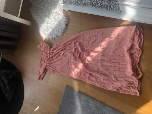 Klänning - Säljer mammas gamla klänning från ichi väldigt fin fint skick skriv till mig för mer information pris kan diskuteras 