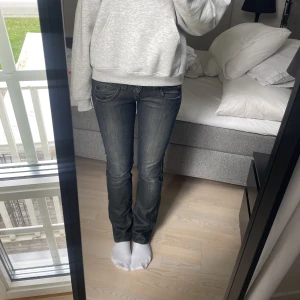 Pepe jeans - Midjemått rakt över är 42 cm. Passar mig i längden som är 174❤️