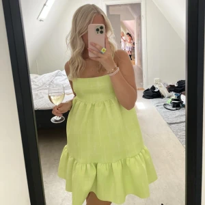 Grön klänning  - Säljer min älskade klänning från asos!! Sparsamt använd. Storlek 34 men stretchig så passar 32-36!! 