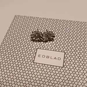 925silver örhängen föreställande blommor design Edblad rostfritt stål. Oanvända  Så söta och förtjänar att bäras av någon som tycker om dom 🙂 Pris 170kr 