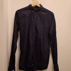 Skjorta - Fin skjorta från Tiger of sweden i storlek 39. Är extra slim fit stretch. Mörkt marinblått 