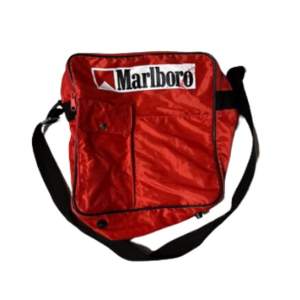 Röd Marlboro väska. Kan definitivt stylas på ett nice sätt. Enda tecken på användning är att marlboro märket är lite skrapad. Pris kan diskuteras.