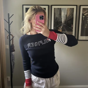 Långärmad Tommy Hilfiger - Mjuk långärmad tröja från Tommy Hilfiger med logga och mönstrade ärmar. Storlek S, använd fåtal gånger, i mycket gott skick.⭐️