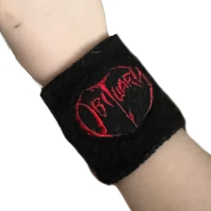 Sweatband - sweatband för handleden med röd Obituary band logga