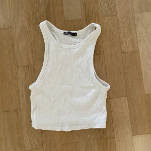 Ribbat zara linne - Säljer detta vita, ribbade, croppade linne från zara! Det är superfint men har tyvärr inte kommit så mycket till användning-därför i väldigt bra skick. Det är i storlek m men väldigt liten i storlek så skulle snarare säga xs eller s❤️❤️