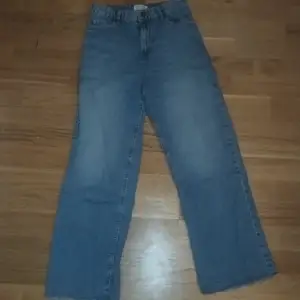 Ett par vida blå jeans från lindex. Storlek 164/13-14 år. Jeansen har fransar/trådar nedtill. Använda men i bra skick!