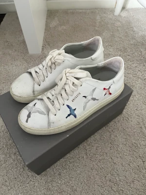 Axel arigato skor  - Säljer nu mina Axel arigato skor som är så fina 💞 lite smutsiga men annars super fina box medföljer och påse 