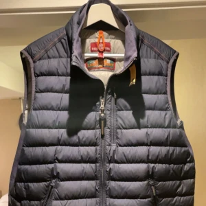 Parajumper väst - Marinblå parajumper väst som bara ligger, köpt för nåt år sedan och nästan inga tecken på användning 