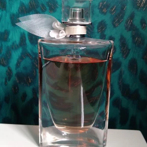 Lancome La vie est belle EDT Florale 100 ml *discontinued* - Syns på bilden hur mycket som är kvar.  Lancôme La Vie Est Belle Florale är en ny tolkning av storsäljaren La vie est Belle. Det är en frisk och blommig doft för dig som vill ha något lite lättare och fräschare än originalet.