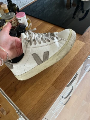 Veja skor  - Säljer mina veja skor som är i använt skick men fortfarande fina ❤️