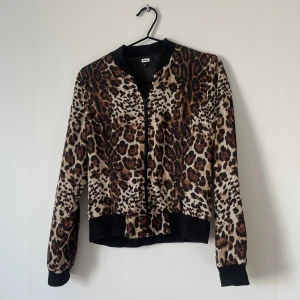 Leopardjacka - Tunn jacka i leopardmönster från bikbok