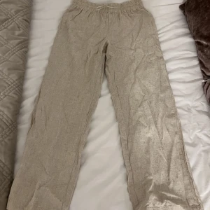 Linne byxor från SHEIN  - Beiga linne byxor från SHEIN (petite) Aldrig använda bara tvättade 