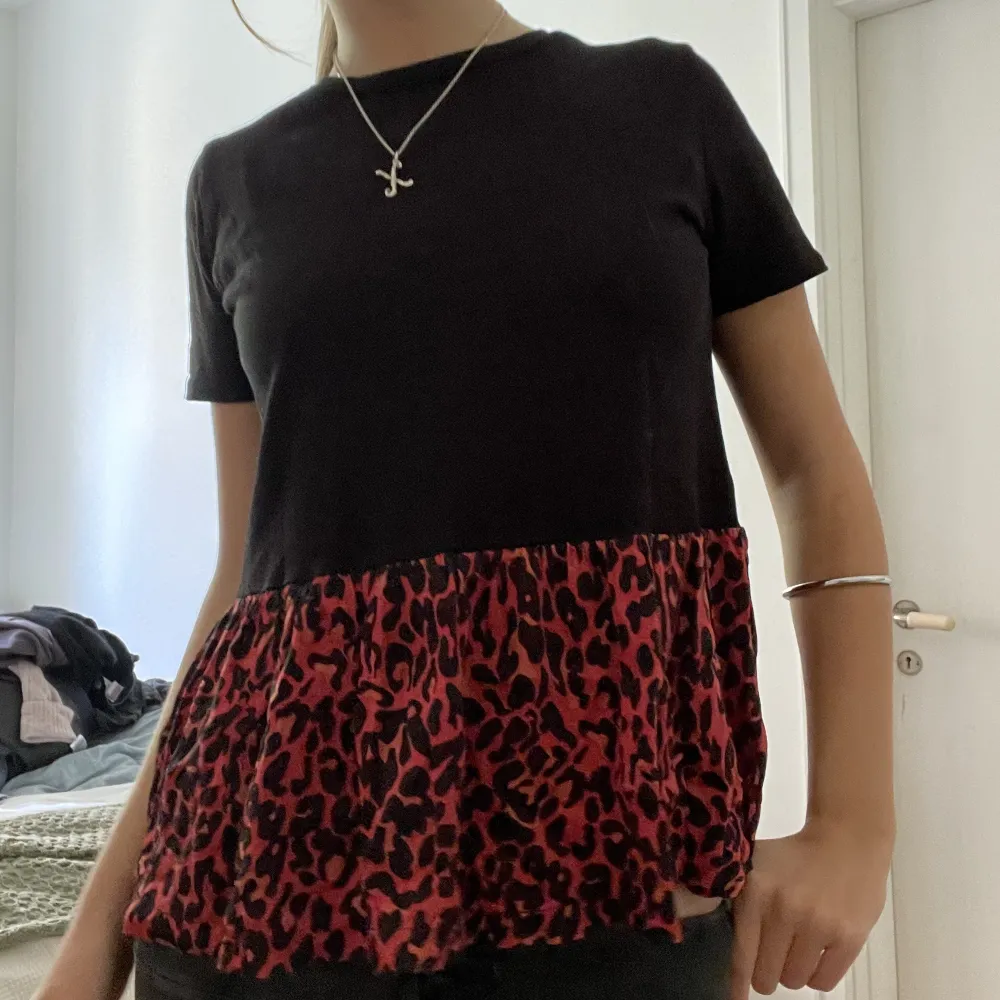 Ascool leopardmönstrad topp från zara, aldrig använd. T-shirts.