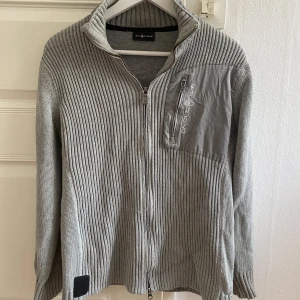 Grå zip up från Sail Racing  - Köpt för ett tag sen, inte så använd. Där med bra skick. Storlek M, jag brukar ha S. Skriv för minsta frågor!!