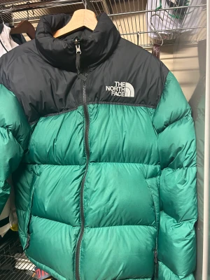The North Face jacka - The north face jacka i färgen grön. Storlek M. Jackan är i herr modell men funkar även för tjej. Har lite fläckar men inget som syns på långt håll. Inga skador eller liknande så super fint skick.💕 