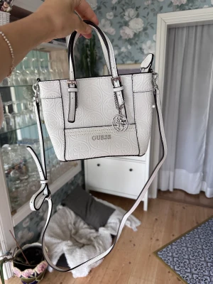 Guess Tote cute - Bara använda 3-4 gånger.