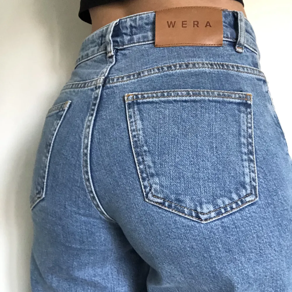 Jättefina cropped loose jeans från Wera. Stretchiga och bekväma. Midwaist. Storlek 34/XS men passar säkert st 36/S då jag själv kan ha båda. ✨. Jeans & Byxor.