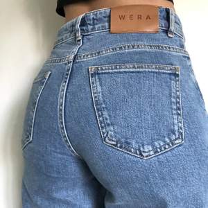 Jättefina cropped loose jeans från Wera. Stretchiga och bekväma. Midwaist. Storlek 34/XS men passar säkert st 36/S då jag själv kan ha båda. ✨