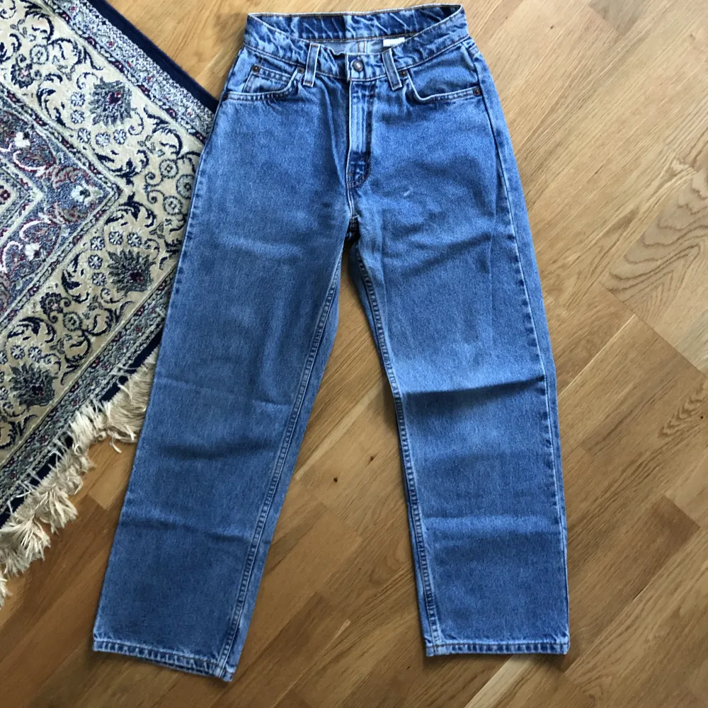 Köpta på secondhand i Madrid. Använt fåtal gånger.   !!OBS! Trasiga höger bakficka där jag sytt igen men misslyckats. För den händiga går de säkert att laga utan problem! Storlek ”Size Slim 14 - W25” Wide leg, midwaist. Cropped. Säljer pga för små. . Jeans & Byxor.