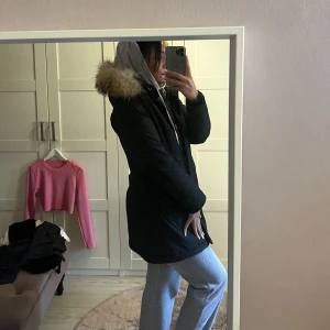 Vanlig vinterjacka  - Vinterjacka från miinto med äkta pälskrage snarlik den vanliga modellen från Woolrich. 