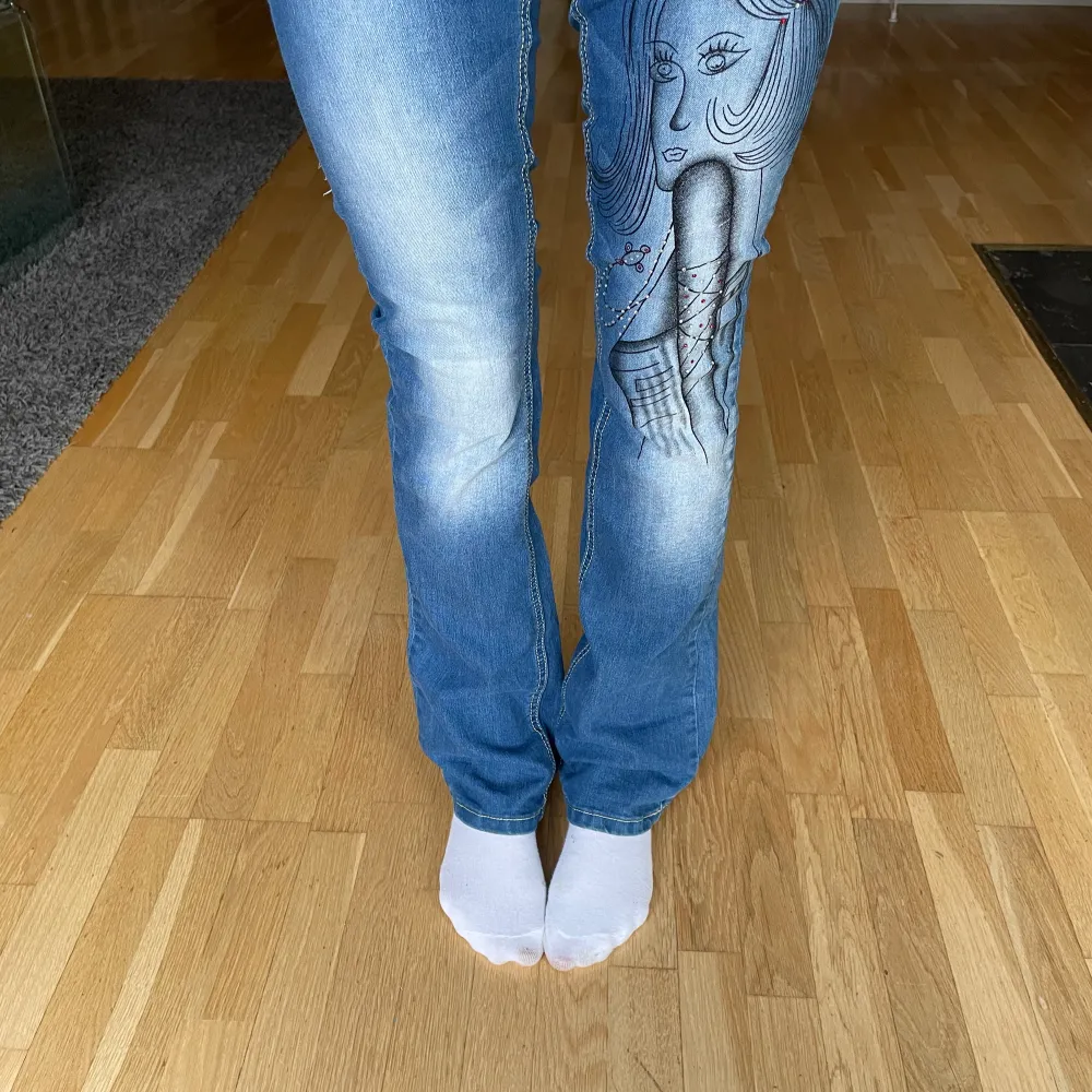 Säljer dessa lågmidjade bootcutjeans med coola detaljer på benet!. Jeans & Byxor.