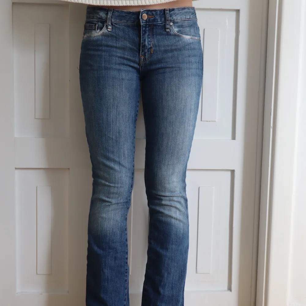 ”Gap 1969” jeans med bootcut fit.(Modellen är 172cm) Egengjorda detaljer på som är sprayad med vit textil graffiti spray (klöver & spader på fickorna). Bra skick! Sitter som en smäck dock måste jag tyvärr sälja dom eftersom jag inte kan ha dom längre ♠️ ♣️ . Jeans & Byxor.