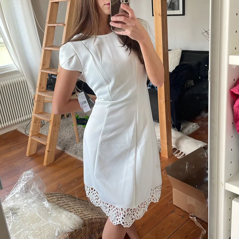 Så fin klänning från Donna Ricco 🪽🕊️🤍 Nypris 1700kr, säljer för 500kr! Oanvänd och i nyskick!. Klänningar.