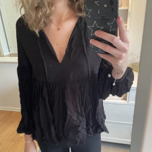 Blus bikbok🤍 - Säljer denna fina blusen från bikbok, helt oanvänd. Hör av dig vid frågor🤍⭐️
