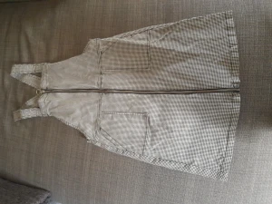 Rutig klännig! - Vit klännig med små, svarta rutor med dragkedja från H&M!