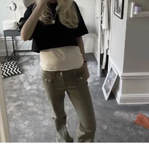 Gröna Hm jeans - Säljer dessa gröna jeans då jag inte använder dem❣️ helt slutsålda💕