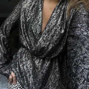 Blus - Jöttesnygg festblus med ett guld/silvrigt mönster. Verkligen helt perfekt till fest eller till middag