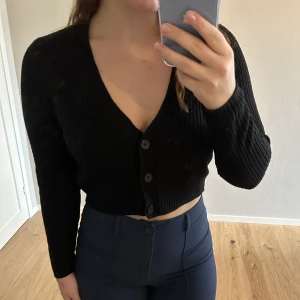 Kofta - Stickad kofta med knappar. Aldrig använd.