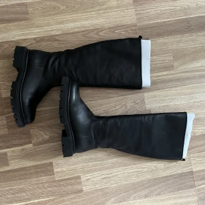 Svarta boots - Svarta boots som endast är använda en gång och alltså otroligt bra skick🤩Nypris 900;- säljer för 300;-