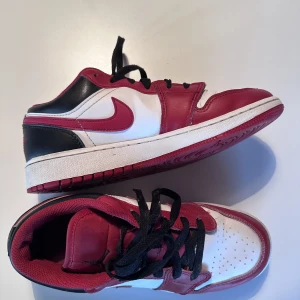 Jordan 1 Low  - Säljer min jätte fina röda jordans då dem inte kommer till användning. Hyfsat bra skick men lite cresade som man ser på tredje bilden 