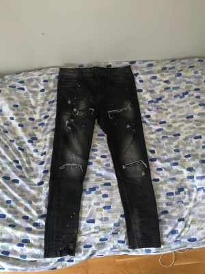 Suply and demand jeans  - Suply and demand jeans riktigt feta och snygga, storlek S köptes för 500 i JD, kan tänka mig att ta emot byten 