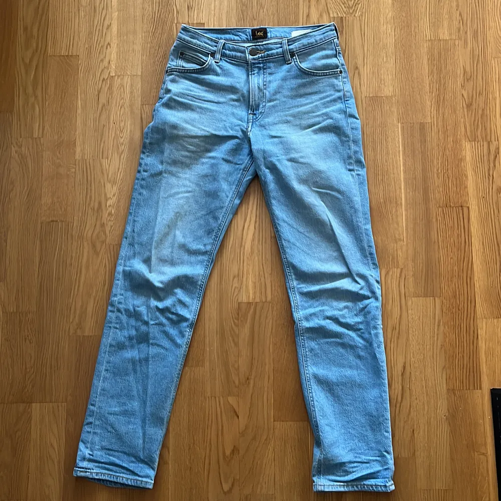 Jeans från Lee som har blivit för små. Skulle säga att dem passar som 501:or. 9/10 skick sparsamt använt. Skriv om du har frågor eller för fler bilder:). Jeans & Byxor.