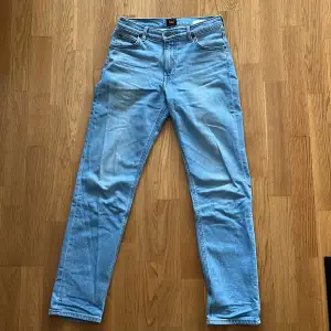 Jeans från Lee som har blivit för små. Skulle säga att dem passar som 501:or. 9/10 skick sparsamt använt. Skriv om du har frågor eller för fler bilder:)