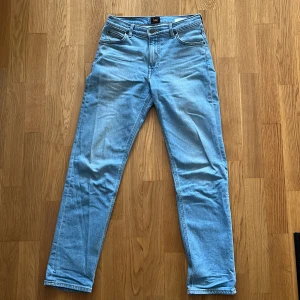 Lee west - Jeans från Lee som har blivit för små. Skulle säga att dem passar som 501:or. 9/10 skick sparsamt använt. Skriv om du har frågor eller för fler bilder:)