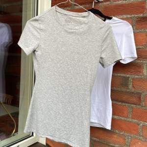 Två stycken jättesköna och basic t shirts från intimissimi ❤️ köpt för 179 kr/styck men säljer båda två för 179 kr + frakt 